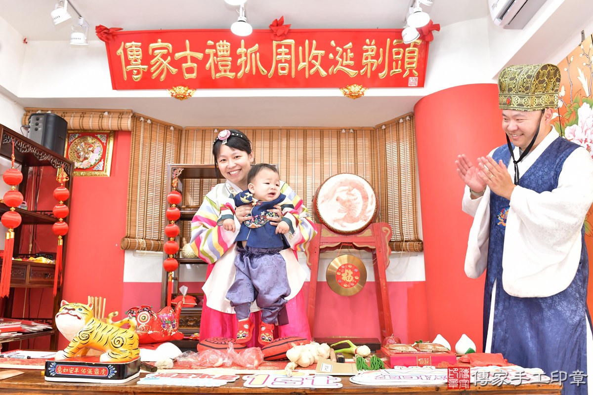 傳家手工印章高雄店、抓周、度晬、中國風會場、抓周道具物品、抓周證書、滿周歲、謙謙寶寶、高雄市、拍照、生日快樂