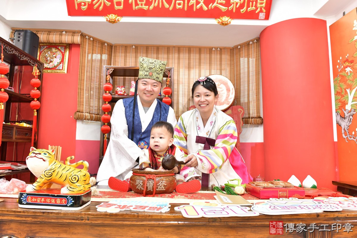 傳家手工印章高雄店、抓周、度晬、中國風會場、抓周道具物品、抓周證書、滿周歲、謙謙寶寶、高雄市、拍照、生日快樂
