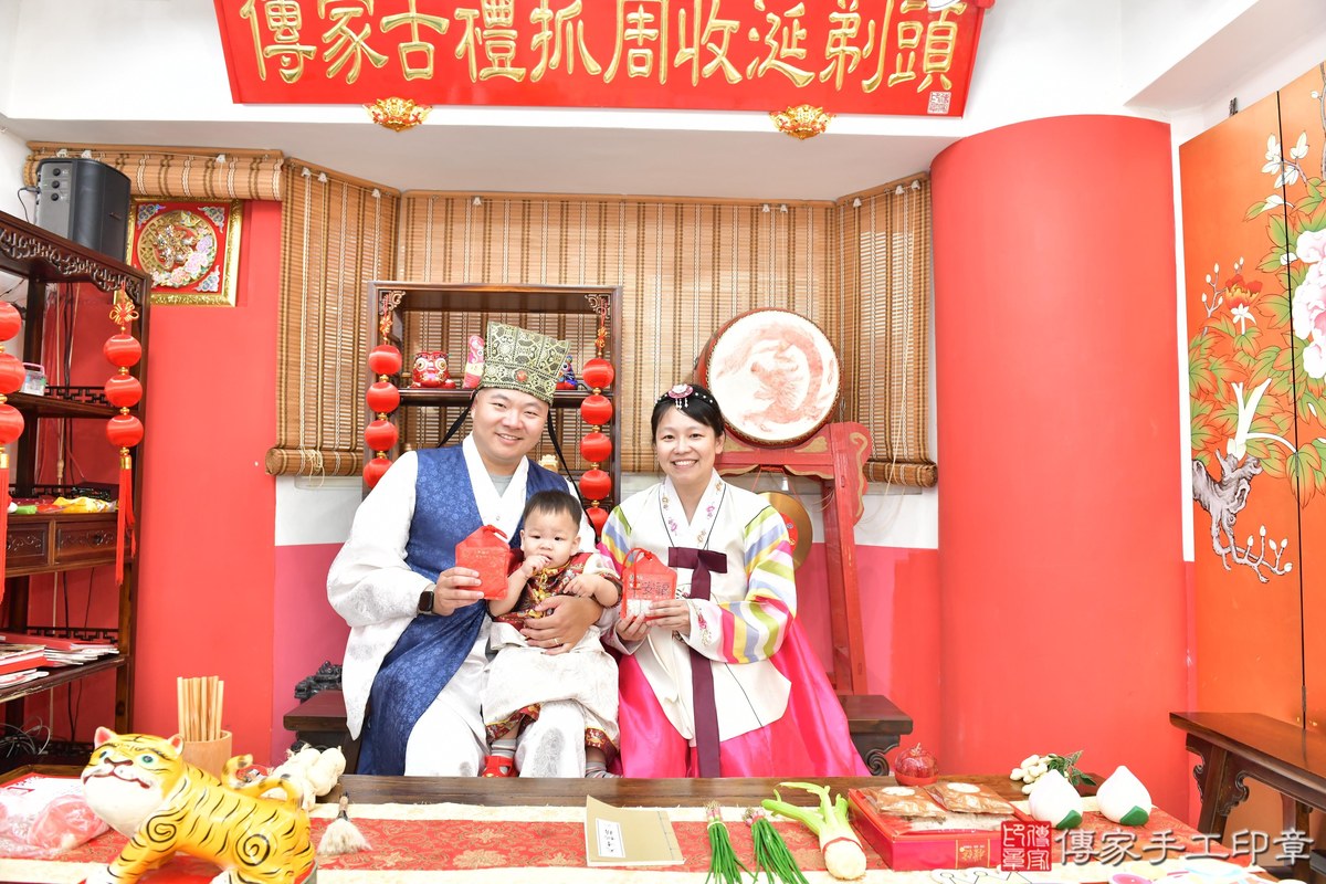 傳家手工印章高雄店、抓周、度晬、中國風會場、抓周道具物品、抓周證書、滿周歲、謙謙寶寶、高雄市、拍照、生日快樂