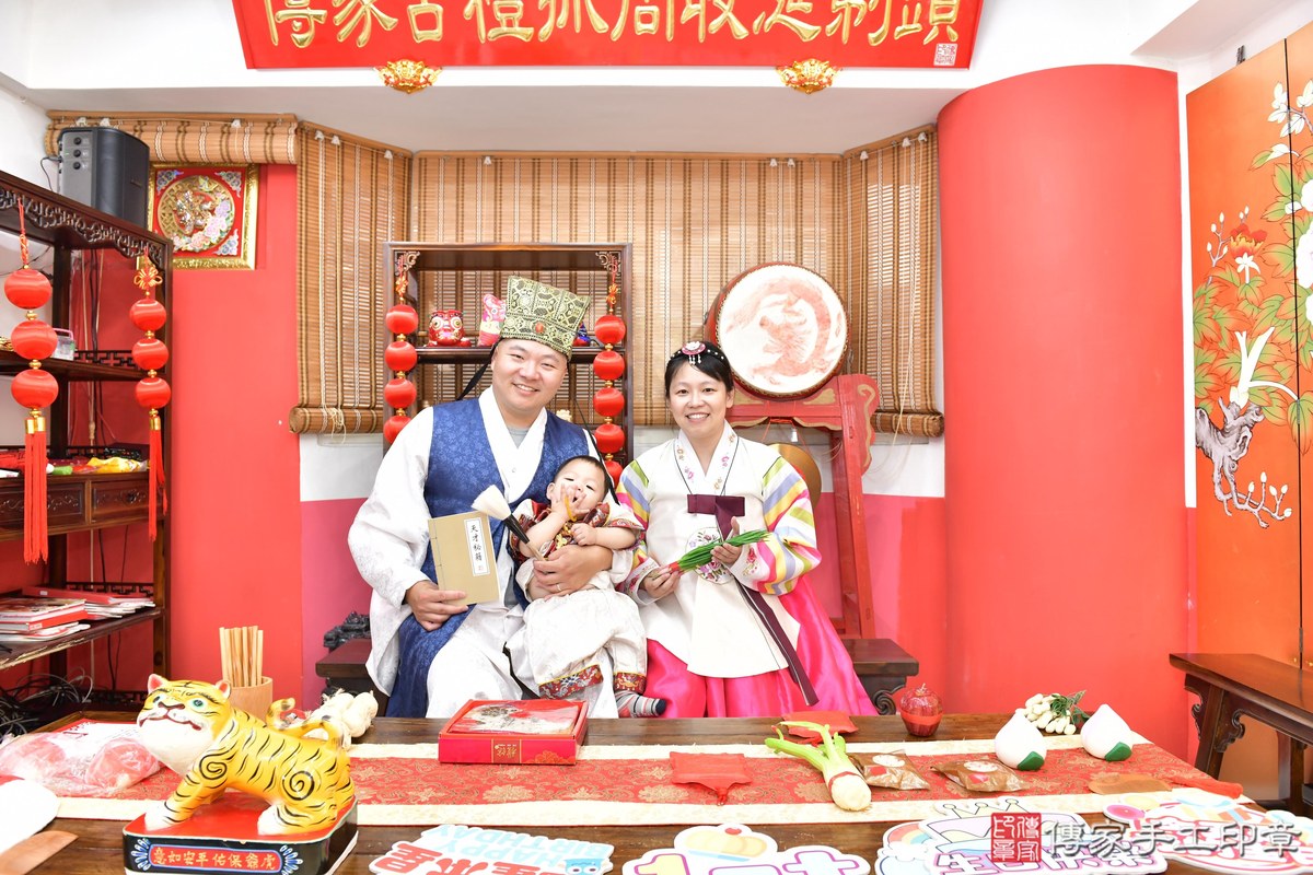 傳家手工印章高雄店、抓周、度晬、中國風會場、抓周道具物品、抓周證書、滿周歲、謙謙寶寶、高雄市、拍照、生日快樂