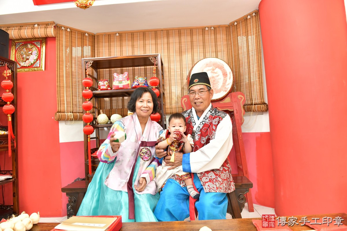 傳家手工印章高雄店、抓周、度晬、中國風會場、抓周道具物品、抓周證書、滿周歲、謙謙寶寶、高雄市、拍照、生日快樂