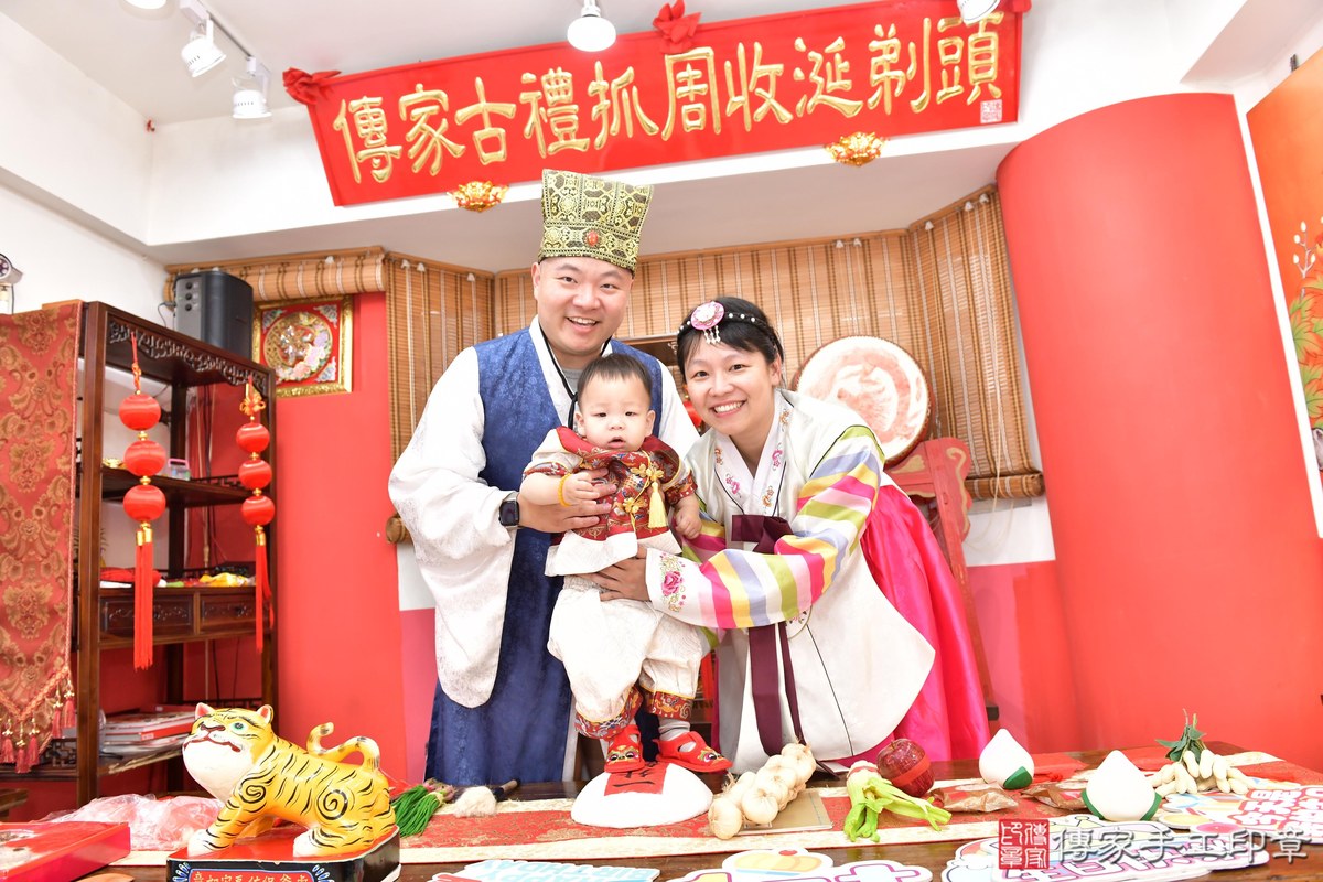 傳家手工印章高雄店、抓周、度晬、中國風會場、抓周道具物品、抓周證書、滿周歲、謙謙寶寶、高雄市、拍照、生日快樂