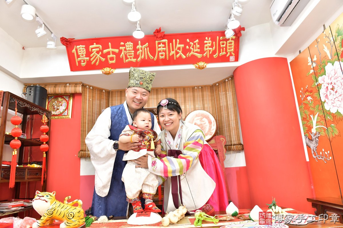 傳家手工印章高雄店、抓周、度晬、中國風會場、抓周道具物品、抓周證書、滿周歲、謙謙寶寶、高雄市、拍照、生日快樂