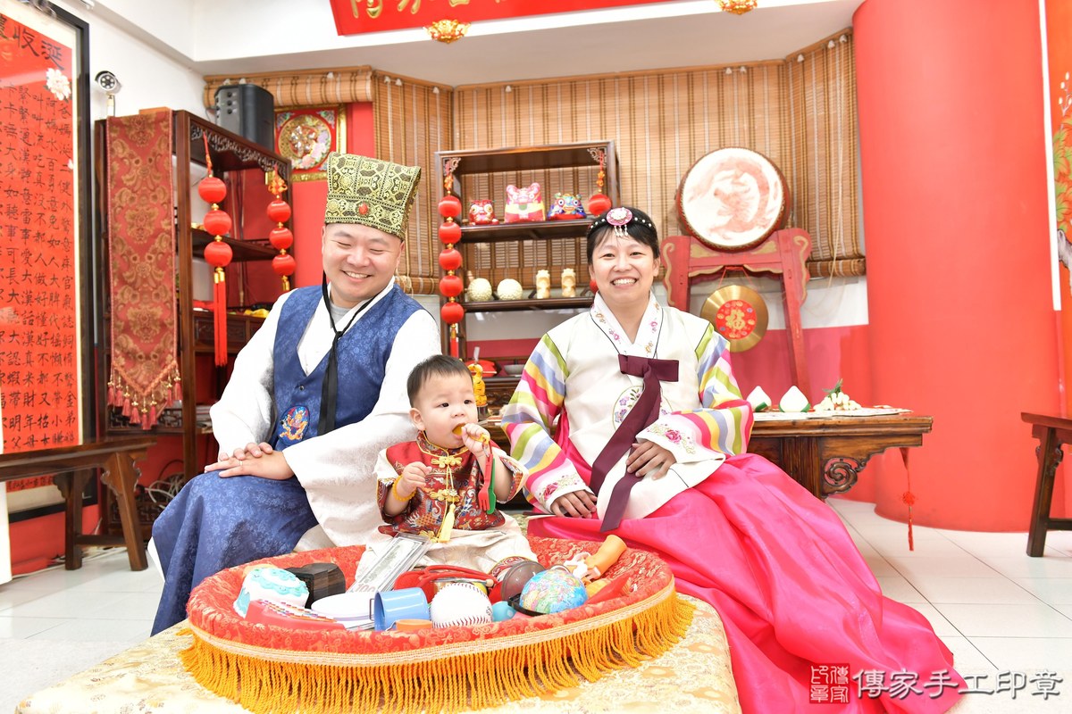 傳家手工印章高雄店、抓周、度晬、中國風會場、抓周道具物品、抓周證書、滿周歲、謙謙寶寶、高雄市、拍照、生日快樂