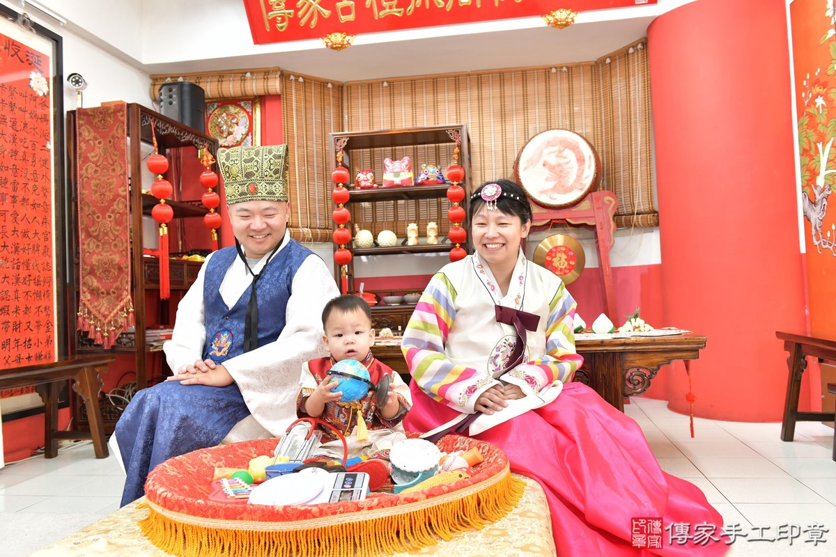傳家手工印章高雄店、抓周、度晬、中國風會場、抓周道具物品、抓周證書、滿周歲、謙謙寶寶、高雄市、拍照、生日快樂