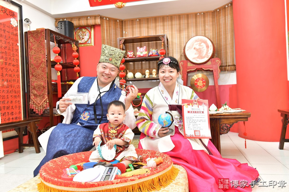 傳家手工印章高雄店、抓周、度晬、中國風會場、抓周道具物品、抓周證書、滿周歲、謙謙寶寶、高雄市、拍照、生日快樂