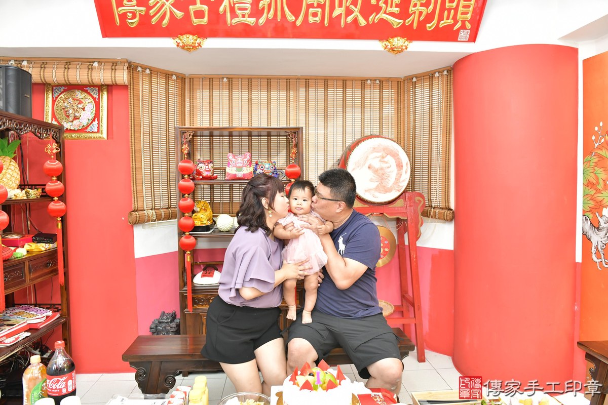 傳家手工印章高雄店、美式抓周、抓周道具、未來職業、滿周歲、媗媗寶寶、高雄市、拍照、生日快樂