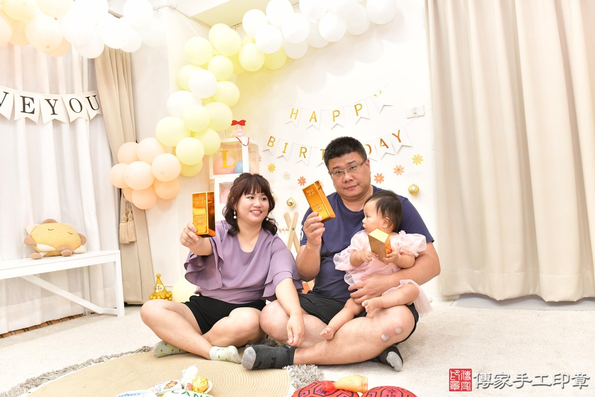 傳家手工印章高雄店、美式抓周、抓周道具、未來職業、滿周歲、媗媗寶寶、高雄市、拍照、生日快樂