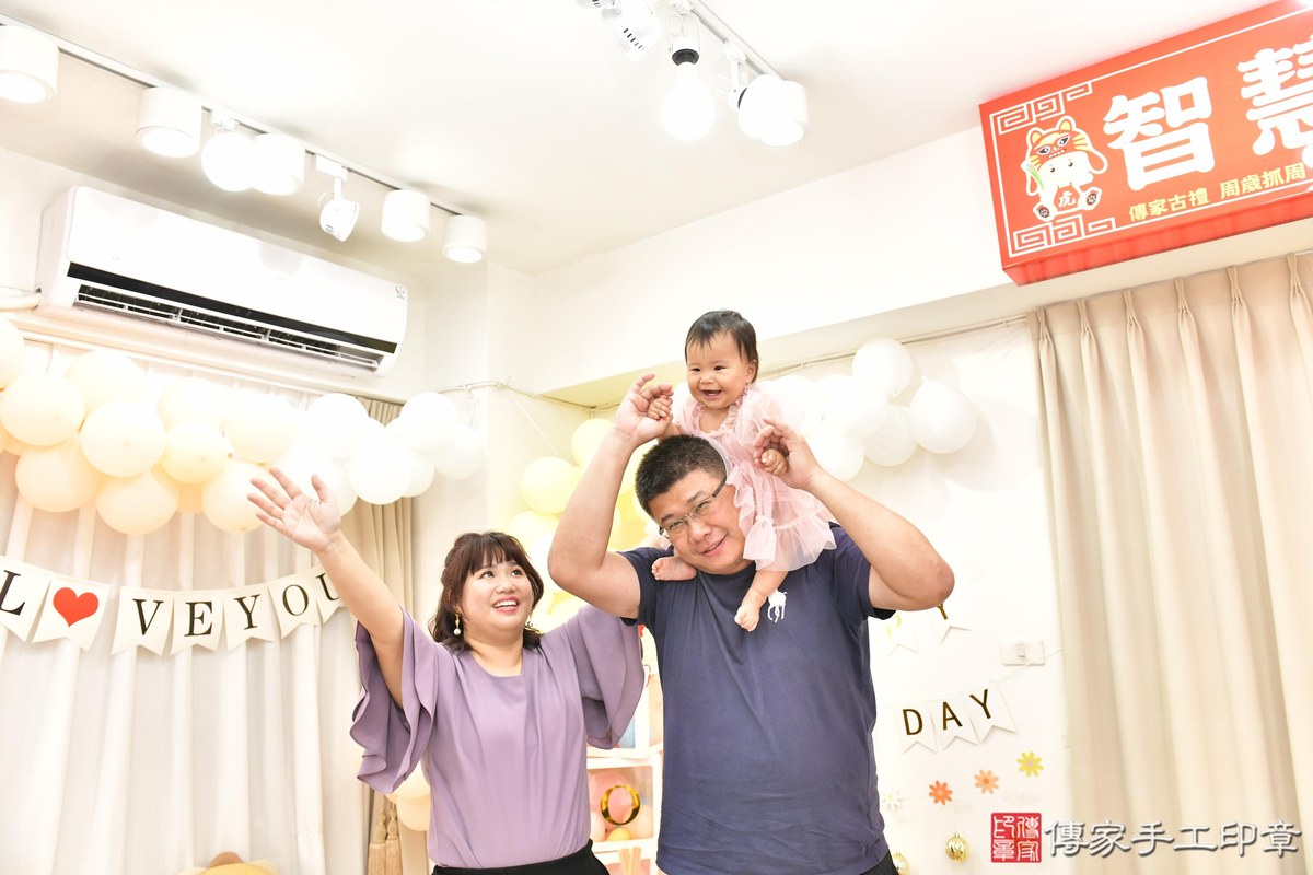 傳家手工印章高雄店、美式抓周、抓周道具、未來職業、滿周歲、媗媗寶寶、高雄市、拍照、生日快樂