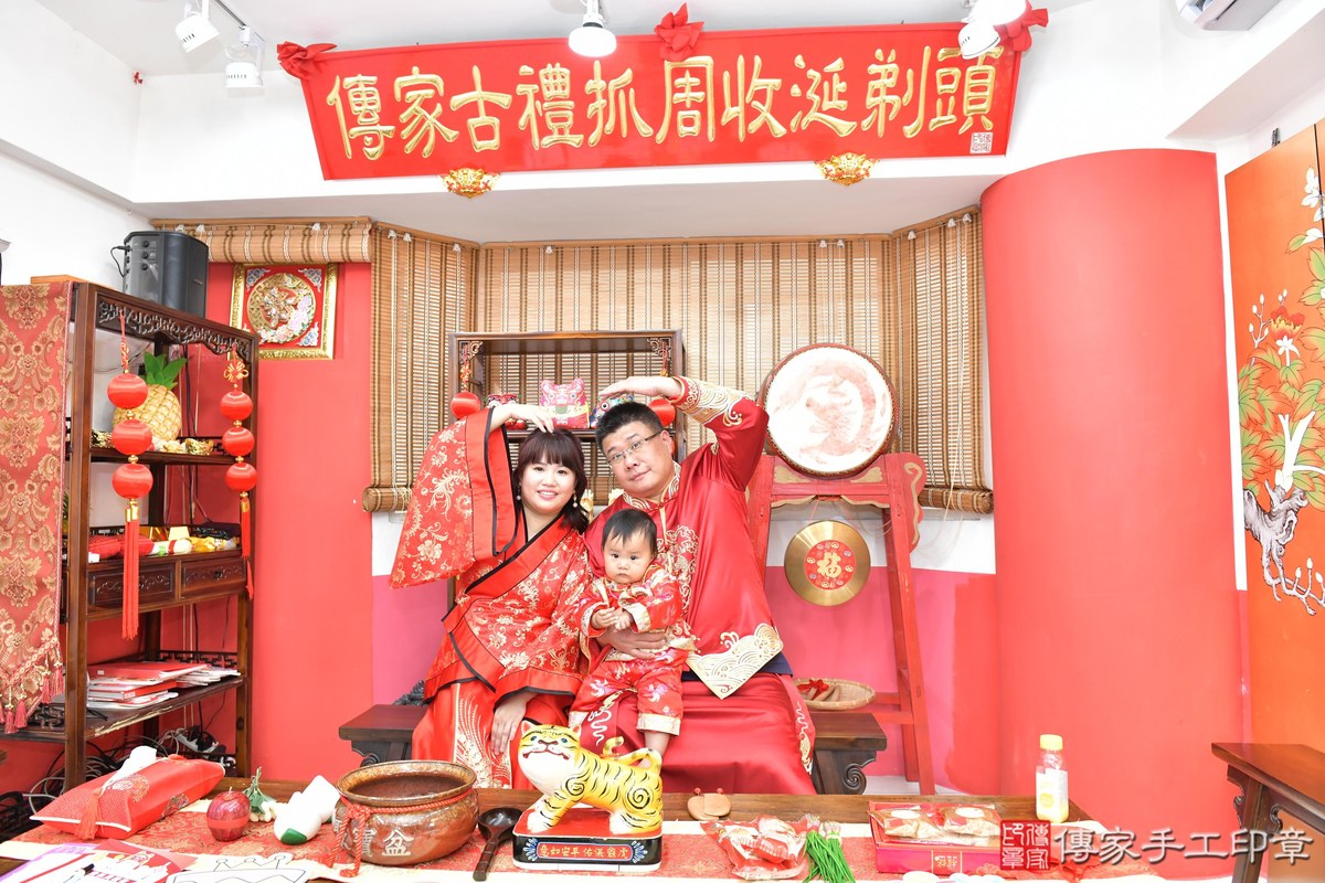 傳家手工印章高雄店、美式抓周、抓周道具、未來職業、滿周歲、媗媗寶寶、高雄市、拍照、生日快樂