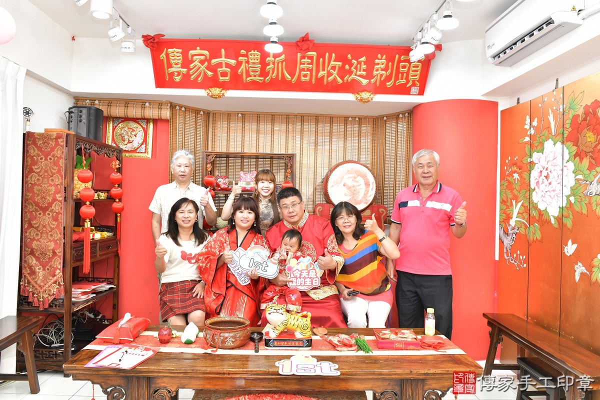 傳家手工印章高雄店、美式抓周、抓周道具、未來職業、滿周歲、媗媗寶寶、高雄市、拍照、生日快樂