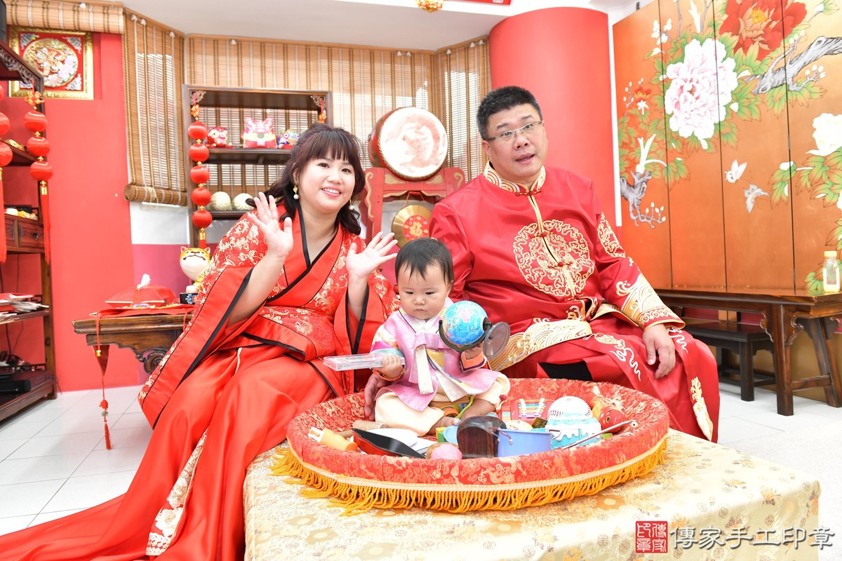 傳家手工印章高雄店、美式抓周、抓周道具、未來職業、滿周歲、媗媗寶寶、高雄市、拍照、生日快樂