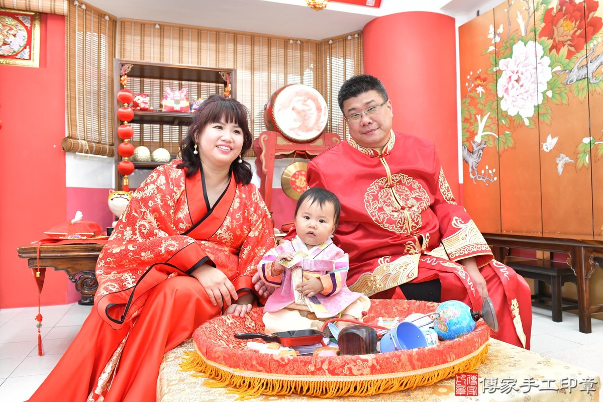 傳家手工印章高雄店、美式抓周、抓周道具、未來職業、滿周歲、媗媗寶寶、高雄市、拍照、生日快樂