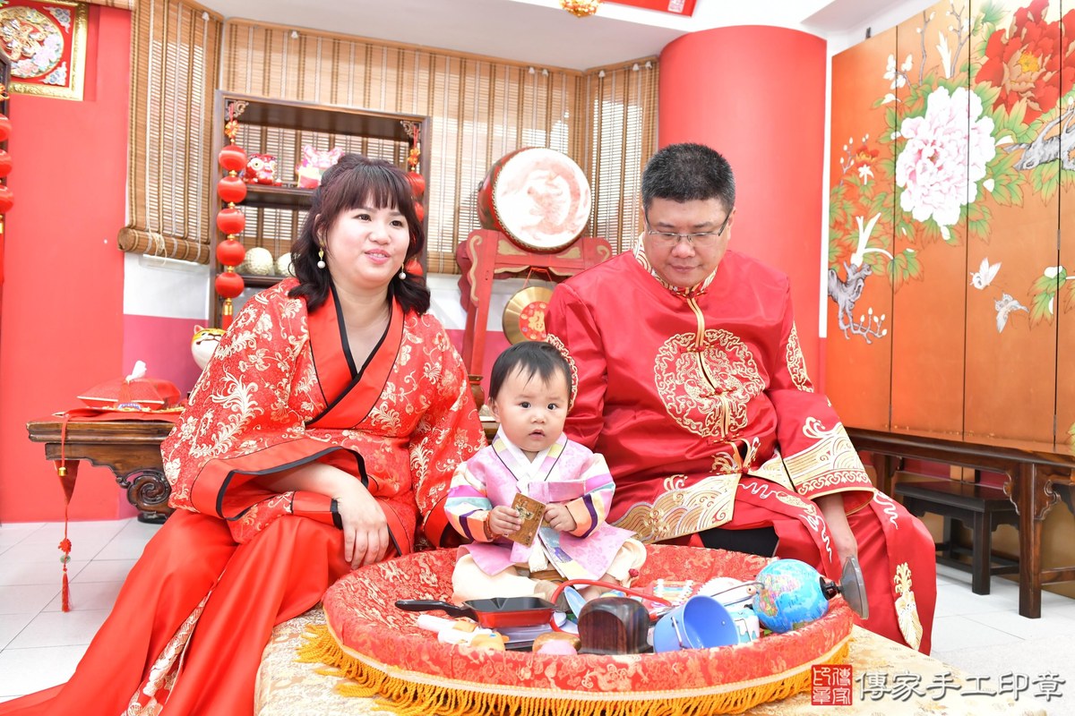 傳家手工印章高雄店、美式抓周、抓周道具、未來職業、滿周歲、媗媗寶寶、高雄市、拍照、生日快樂