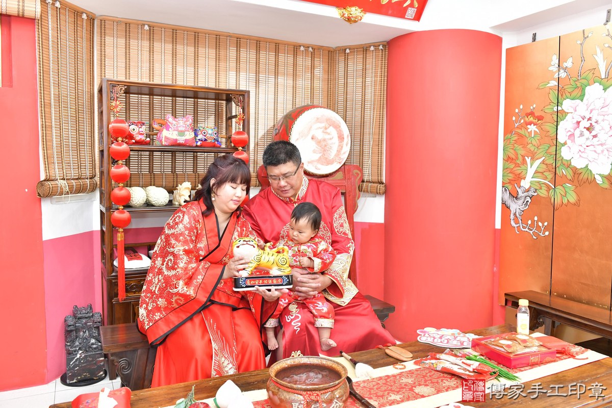 傳家手工印章高雄店、美式抓周、抓周道具、未來職業、滿周歲、媗媗寶寶、高雄市、拍照、生日快樂