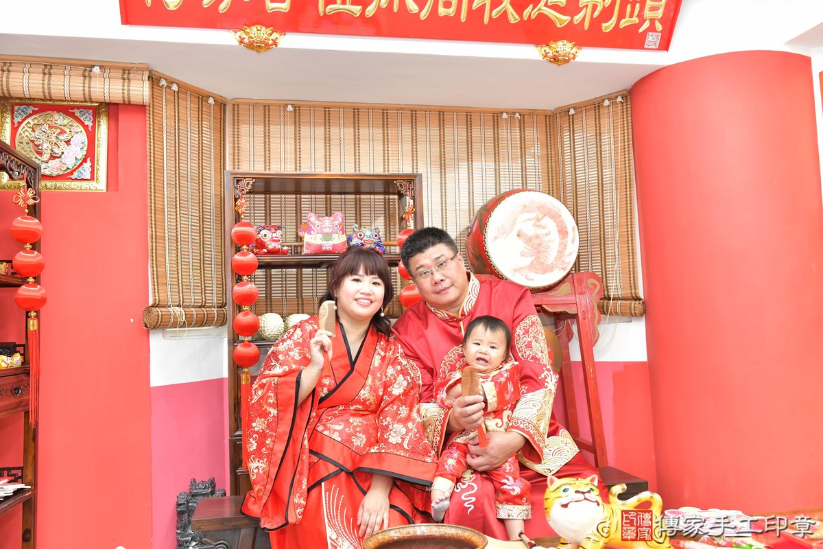 傳家手工印章高雄店、美式抓周、抓周道具、未來職業、滿周歲、媗媗寶寶、高雄市、拍照、生日快樂