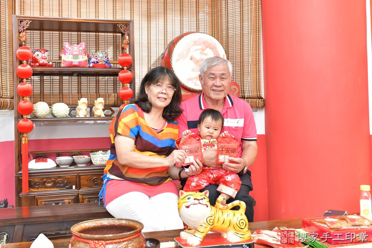 傳家手工印章高雄店、美式抓周、抓周道具、未來職業、滿周歲、媗媗寶寶、高雄市、拍照、生日快樂