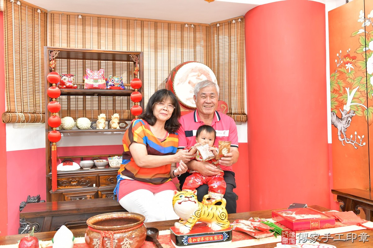 傳家手工印章高雄店、美式抓周、抓周道具、未來職業、滿周歲、媗媗寶寶、高雄市、拍照、生日快樂