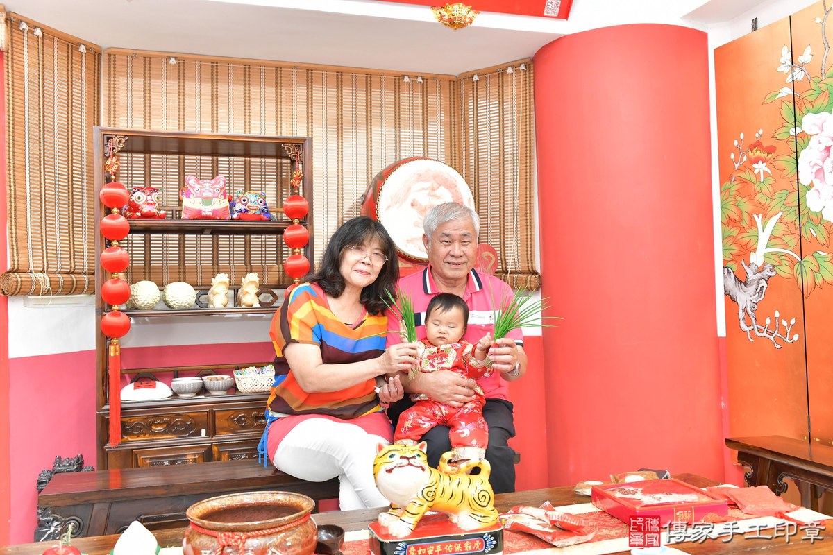 傳家手工印章高雄店、美式抓周、抓周道具、未來職業、滿周歲、媗媗寶寶、高雄市、拍照、生日快樂