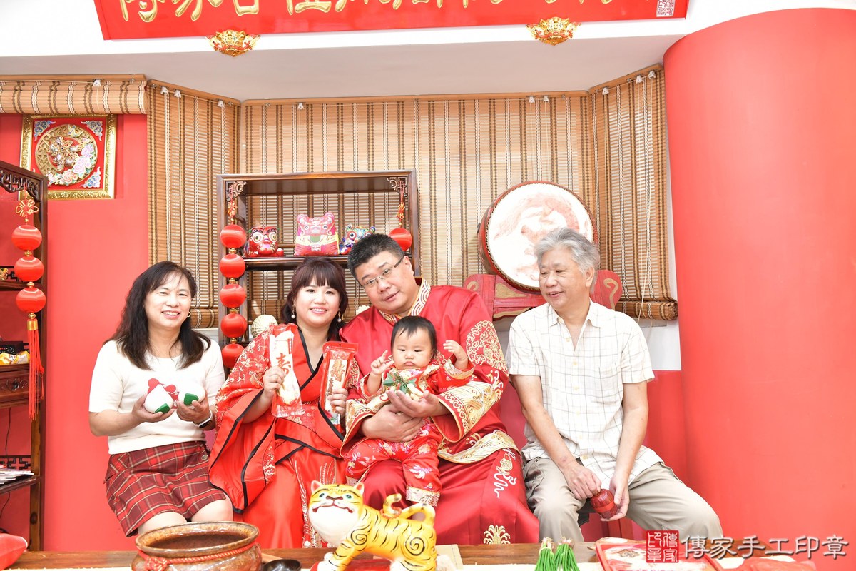 傳家手工印章高雄店、美式抓周、抓周道具、未來職業、滿周歲、媗媗寶寶、高雄市、拍照、生日快樂
