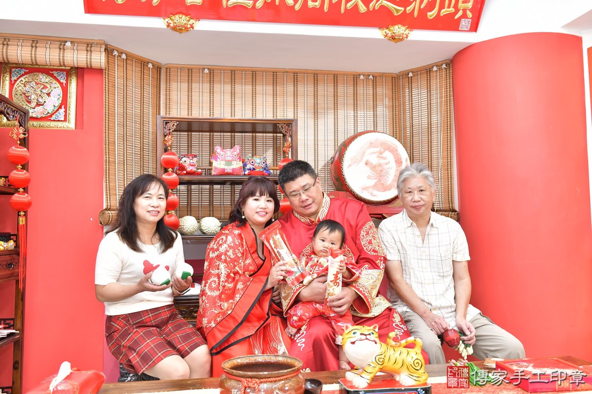 傳家手工印章高雄店、美式抓周、抓周道具、未來職業、滿周歲、媗媗寶寶、高雄市、拍照、生日快樂