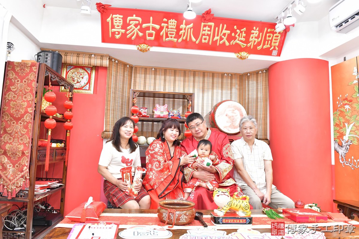 傳家手工印章高雄店、美式抓周、抓周道具、未來職業、滿周歲、媗媗寶寶、高雄市、拍照、生日快樂