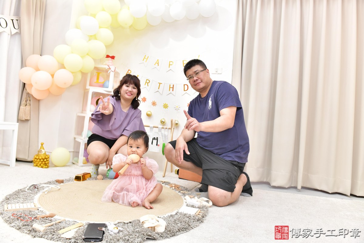 傳家手工印章高雄店、美式抓周、抓周道具、未來職業、滿周歲、媗媗寶寶、高雄市、拍照、生日快樂