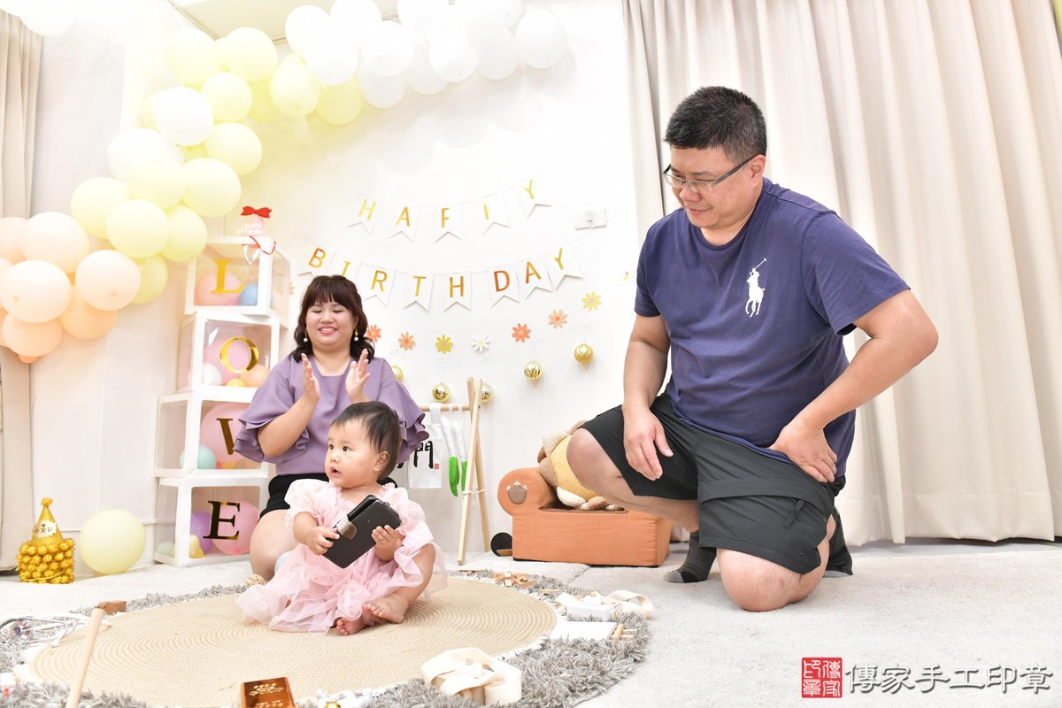 傳家手工印章高雄店、美式抓周、抓周道具、未來職業、滿周歲、媗媗寶寶、高雄市、拍照、生日快樂