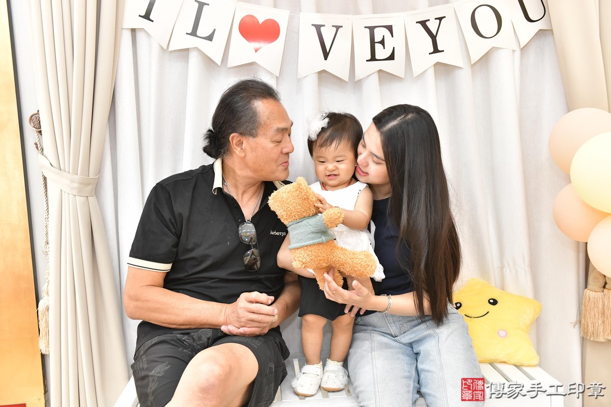 傳家手工印章高雄店、抓周、度晬、中國風會場、抓周道具物品、抓周證書、滿周歲、小勻寶寶、高雄市、拍照、生日快樂