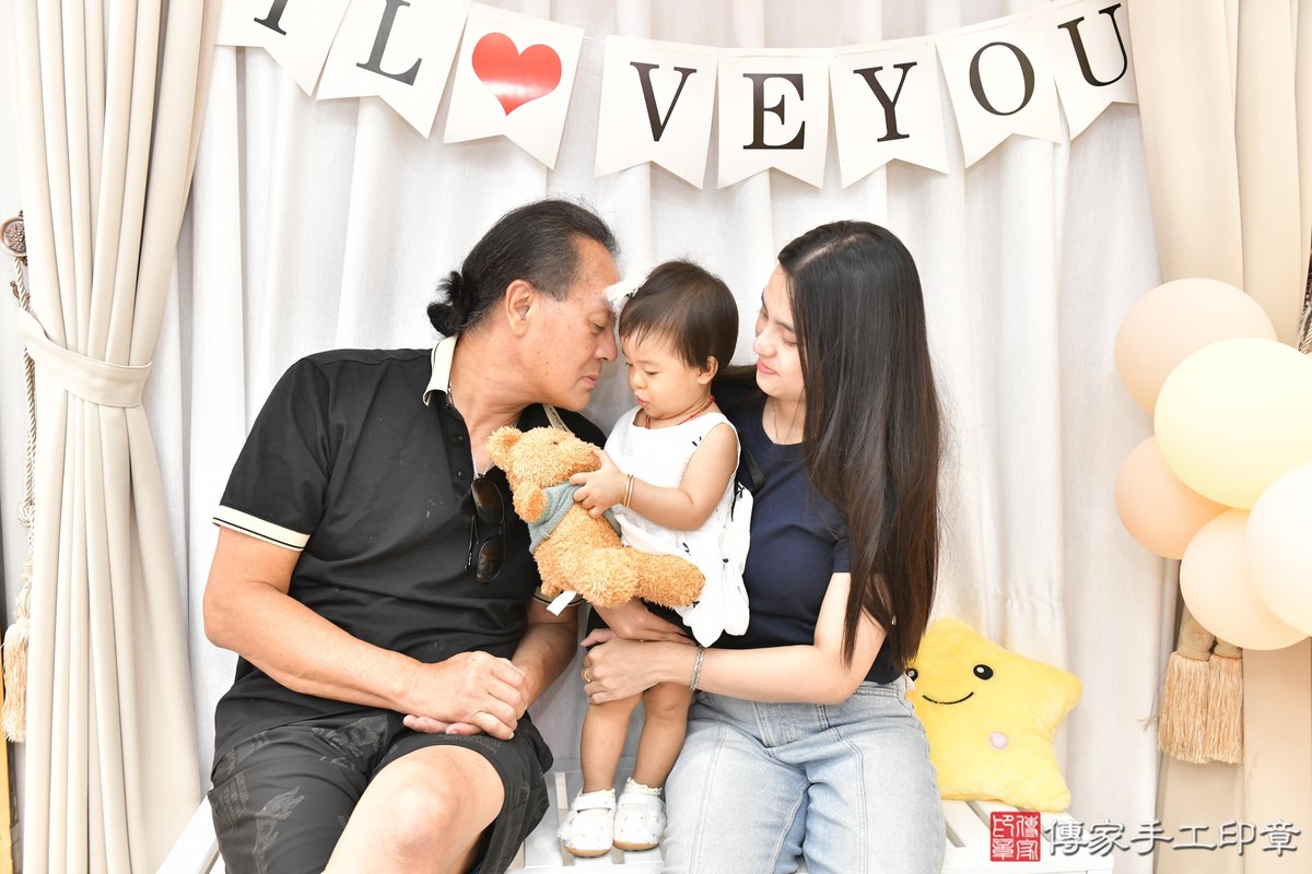傳家手工印章高雄店、抓周、度晬、中國風會場、抓周道具物品、抓周證書、滿周歲、小勻寶寶、高雄市、拍照、生日快樂