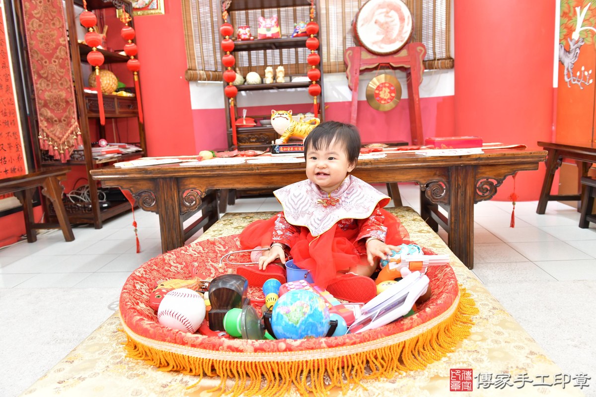 傳家手工印章高雄店、抓周、度晬、中國風會場、抓周道具物品、抓周證書、滿周歲、小勻寶寶、高雄市、拍照、生日快樂