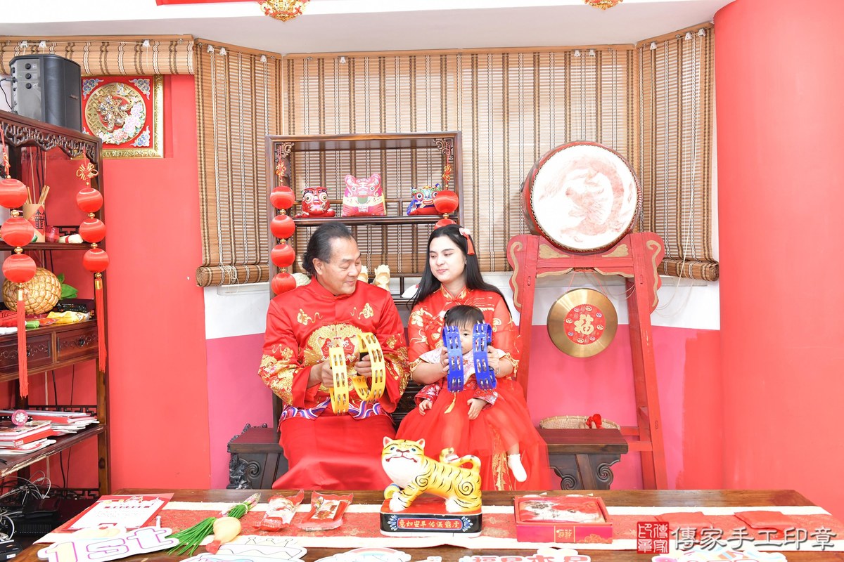 傳家手工印章高雄店、抓周、度晬、中國風會場、抓周道具物品、抓周證書、滿周歲、小勻寶寶、高雄市、拍照、生日快樂