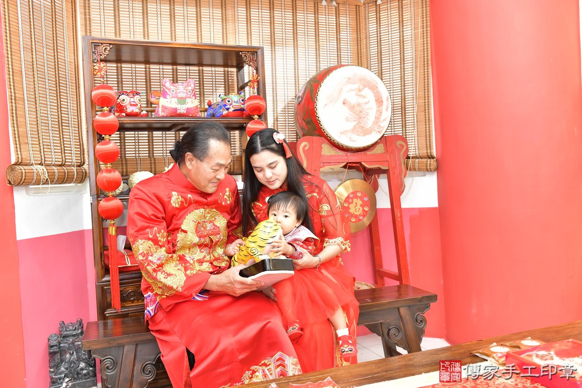 傳家手工印章高雄店、抓周、度晬、中國風會場、抓周道具物品、抓周證書、滿周歲、小勻寶寶、高雄市、拍照、生日快樂