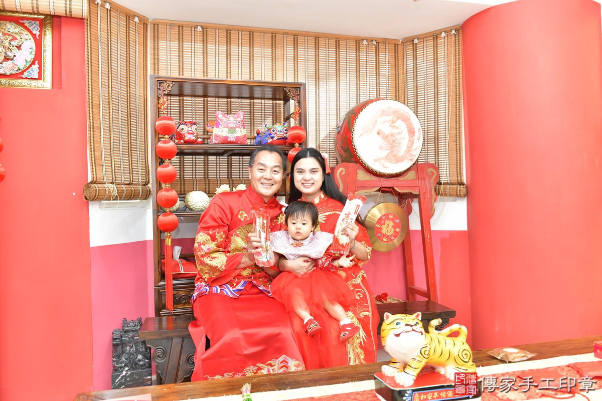 傳家手工印章高雄店、抓周、度晬、中國風會場、抓周道具物品、抓周證書、滿周歲、小勻寶寶、高雄市、拍照、生日快樂