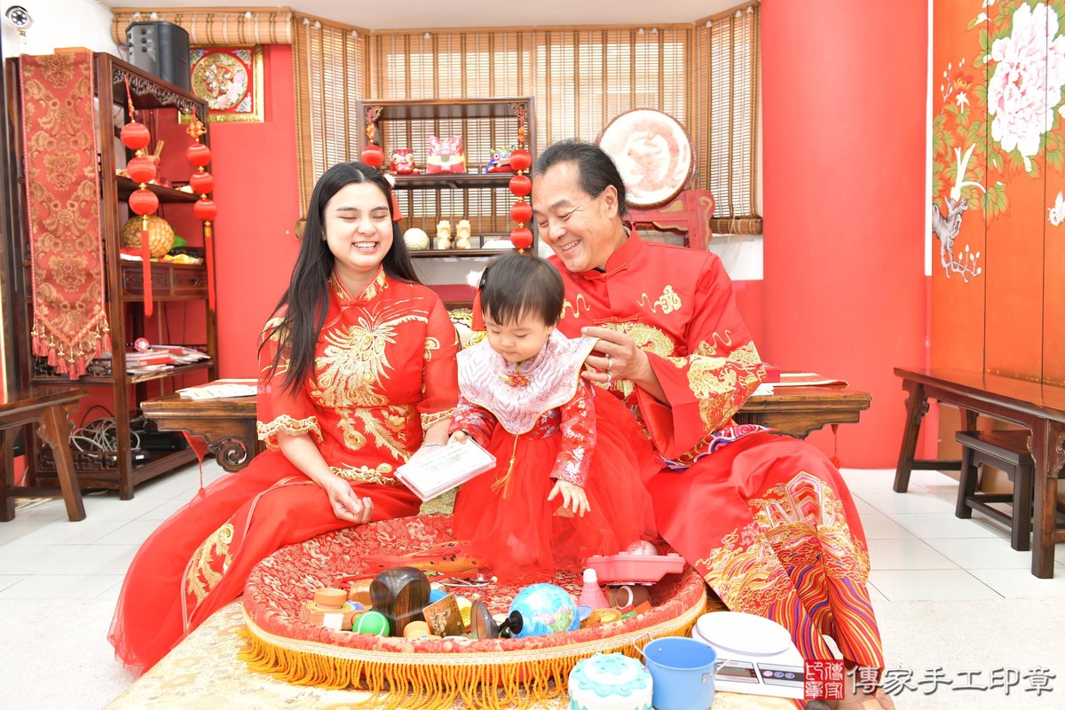傳家手工印章高雄店、抓周、度晬、中國風會場、抓周道具物品、抓周證書、滿周歲、小勻寶寶、高雄市、拍照、生日快樂