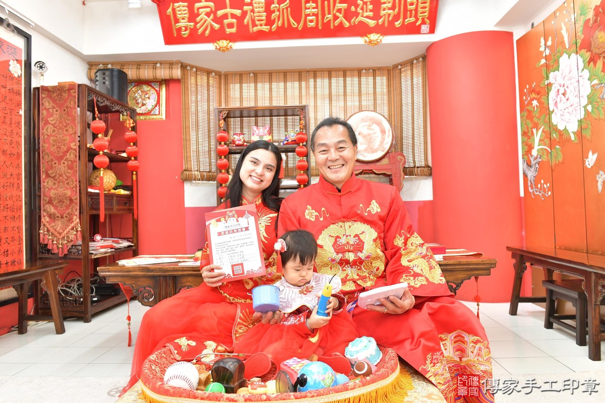 傳家手工印章高雄店、抓周、度晬、中國風會場、抓周道具物品、抓周證書、滿周歲、小勻寶寶、高雄市、拍照、生日快樂