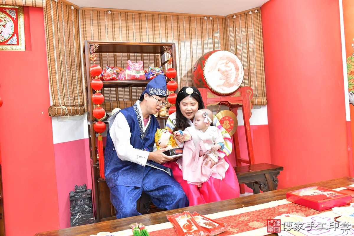 傳家手工印章高雄店、抓周、度晬、中國風會場、抓周道具物品、抓周證書、滿周歲、棠棠寶寶、高雄市、拍照、生日快樂