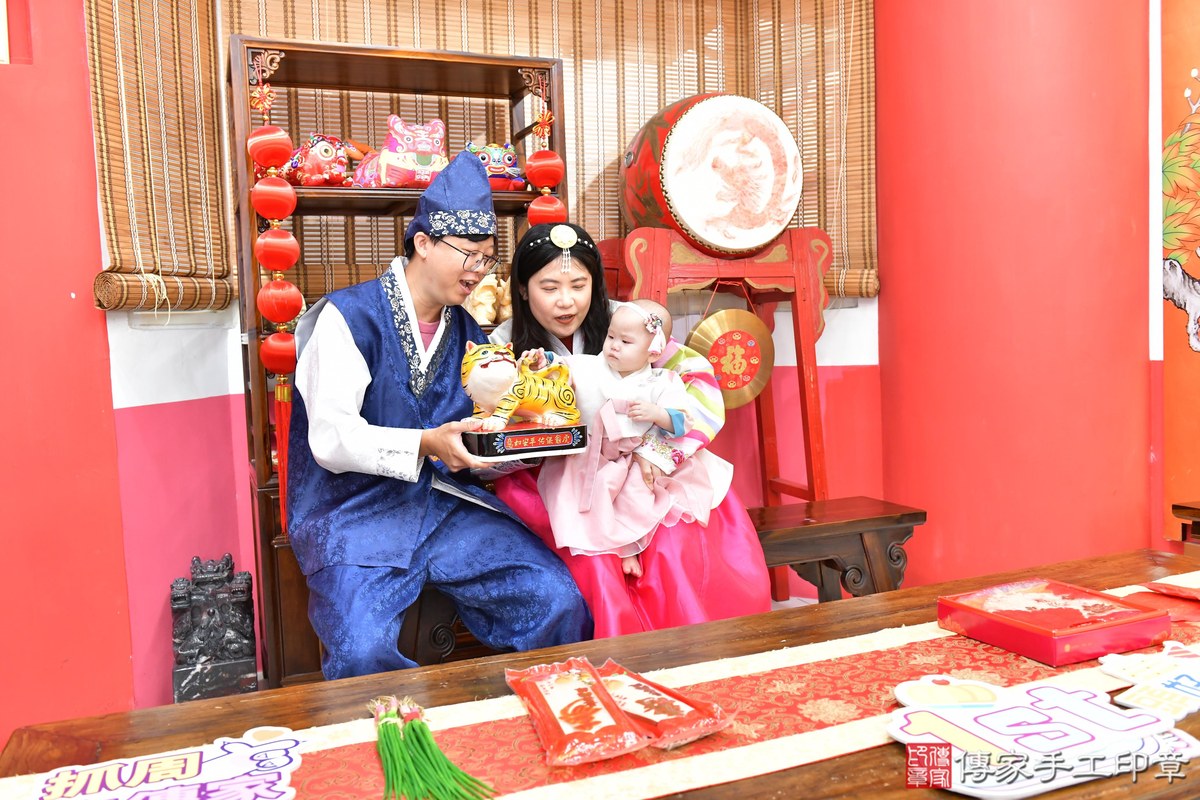 傳家手工印章高雄店、抓周、度晬、中國風會場、抓周道具物品、抓周證書、滿周歲、棠棠寶寶、高雄市、拍照、生日快樂