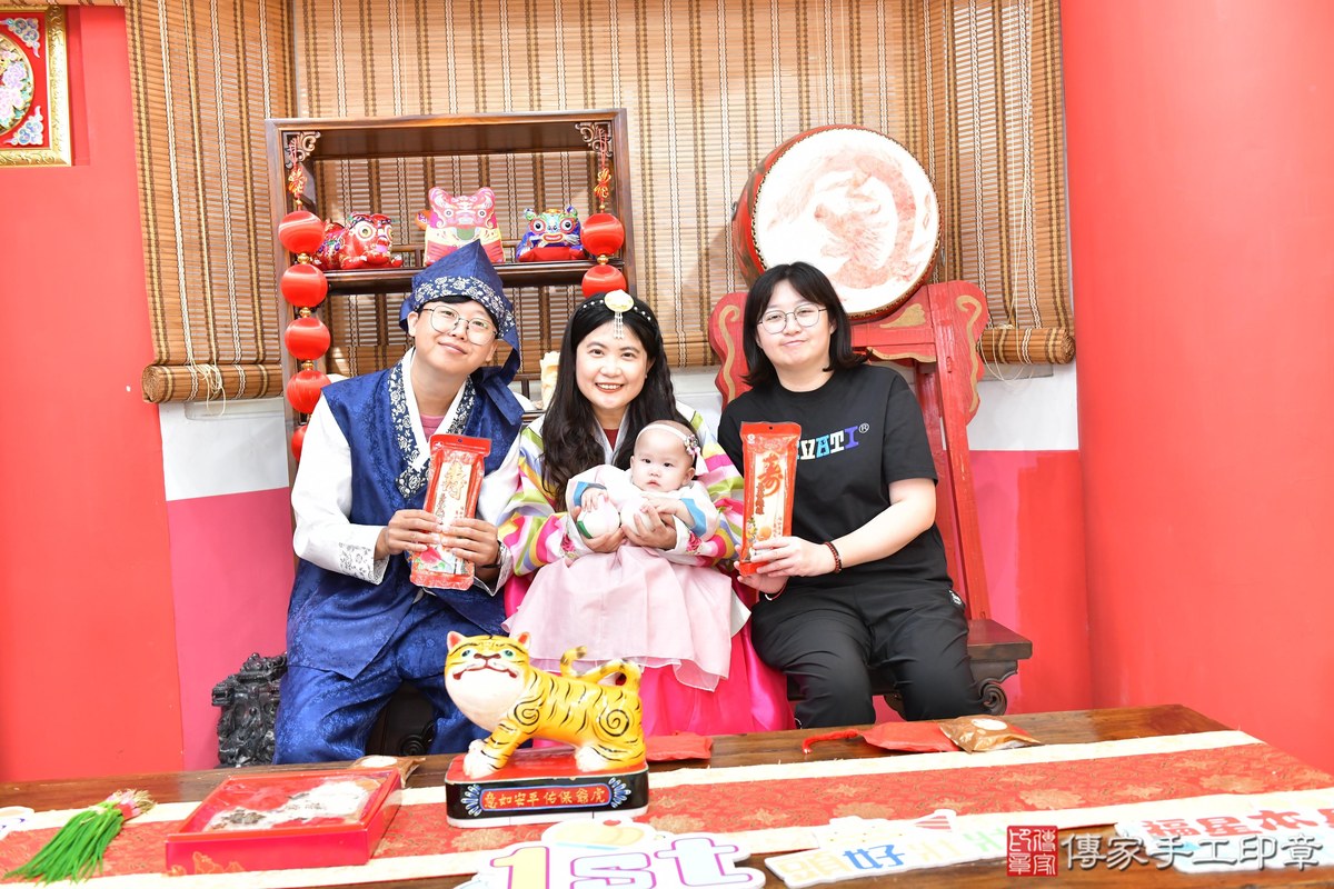 傳家手工印章高雄店、抓周、度晬、中國風會場、抓周道具物品、抓周證書、滿周歲、棠棠寶寶、高雄市、拍照、生日快樂
