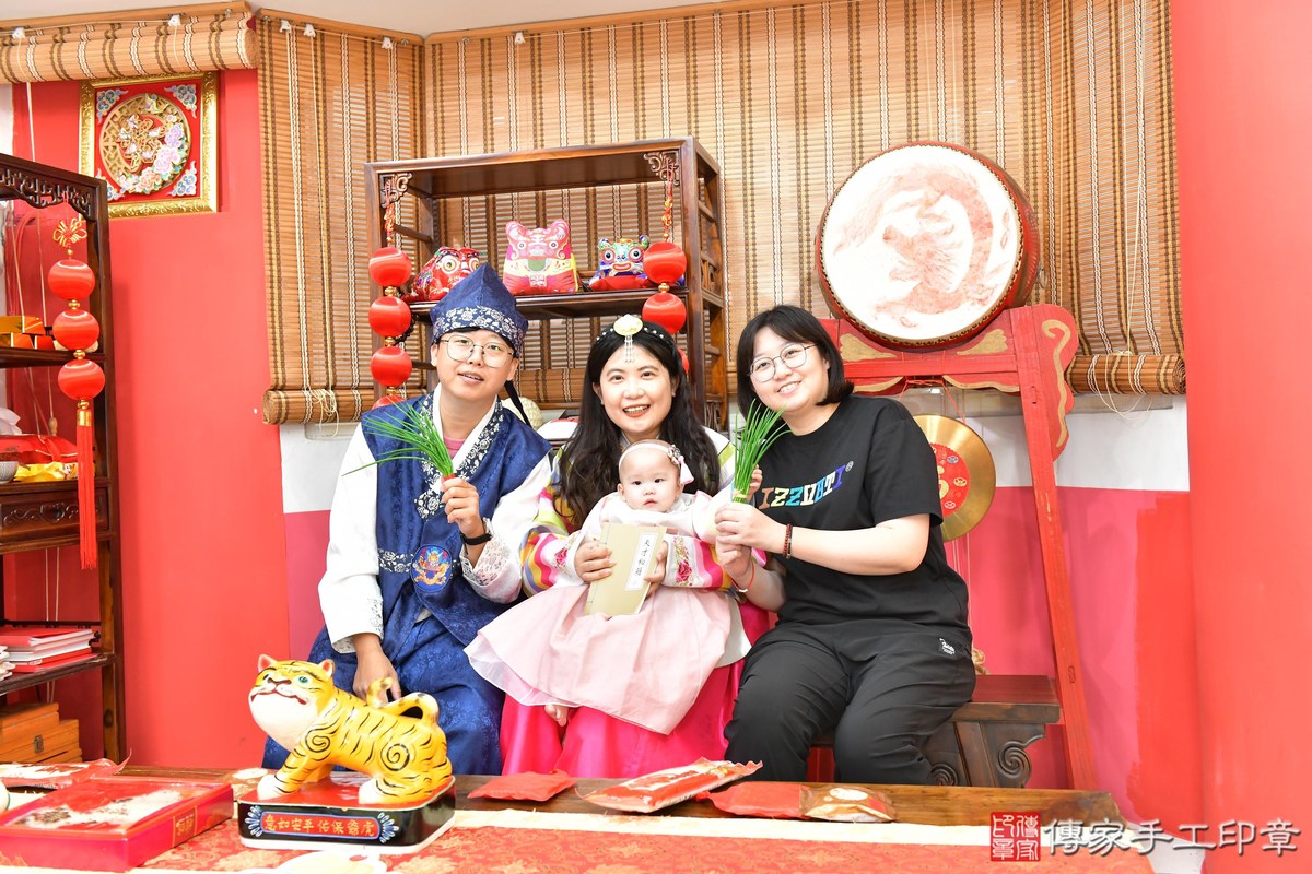 傳家手工印章高雄店、抓周、度晬、中國風會場、抓周道具物品、抓周證書、滿周歲、棠棠寶寶、高雄市、拍照、生日快樂