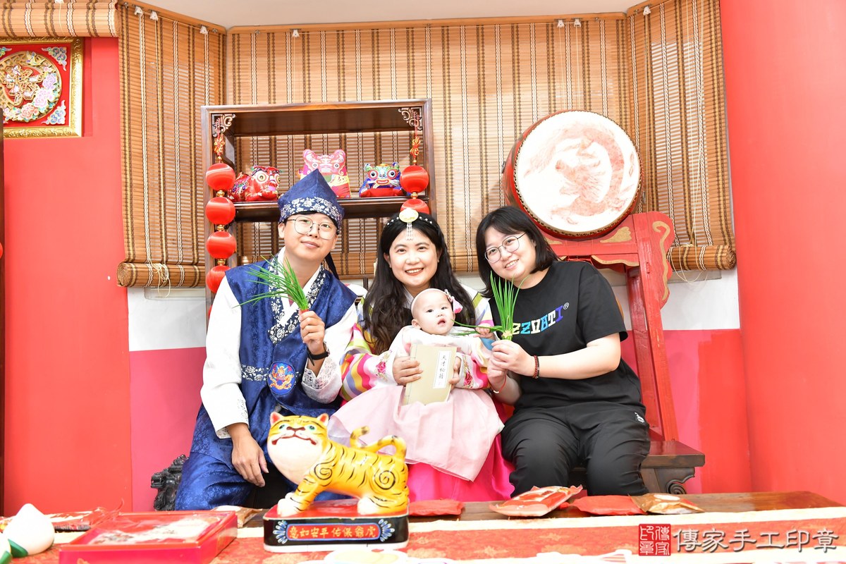 傳家手工印章高雄店、抓周、度晬、中國風會場、抓周道具物品、抓周證書、滿周歲、棠棠寶寶、高雄市、拍照、生日快樂