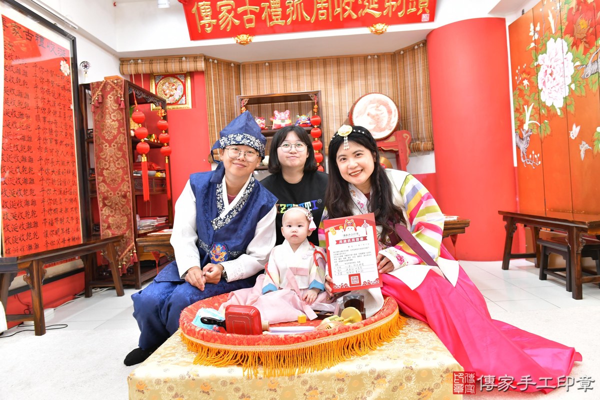 傳家手工印章高雄店、抓周、度晬、中國風會場、抓周道具物品、抓周證書、滿周歲、棠棠寶寶、高雄市、拍照、生日快樂