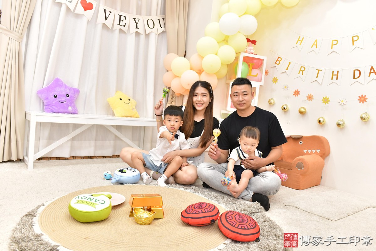 傳家手工印章高雄店、美式抓周、抓周道具、未來職業、滿周歲、誠誠寶寶、高雄市、拍照、生日快樂