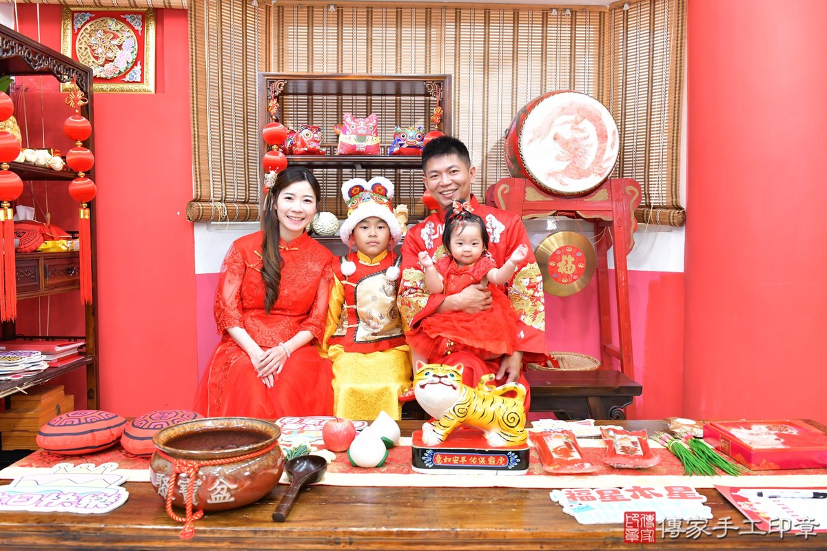 傳家手工印章高雄店、抓周、度晬、中國風會場、抓周道具物品、抓周證書、滿周歲、彤彤寶寶、高雄市、拍照、生日快樂