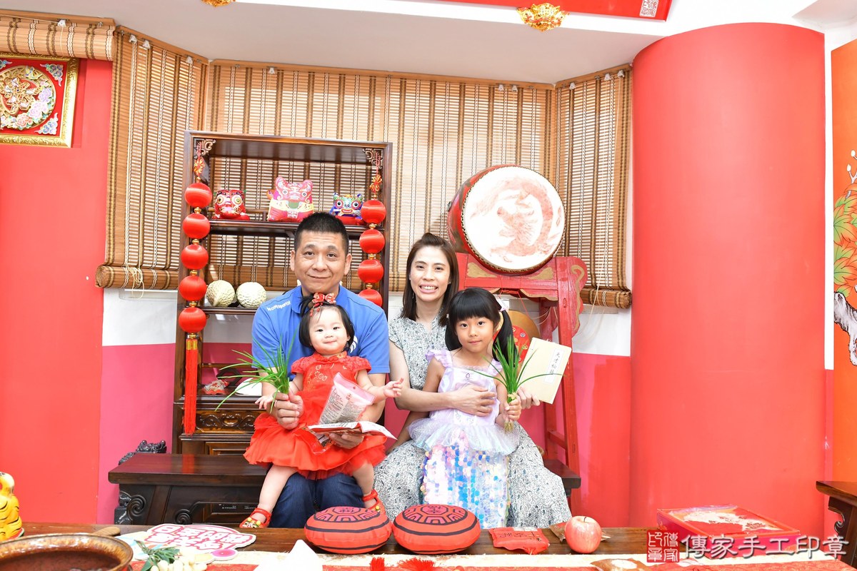傳家手工印章高雄店、抓周、度晬、中國風會場、抓周道具物品、抓周證書、滿周歲、彤彤寶寶、高雄市、拍照、生日快樂