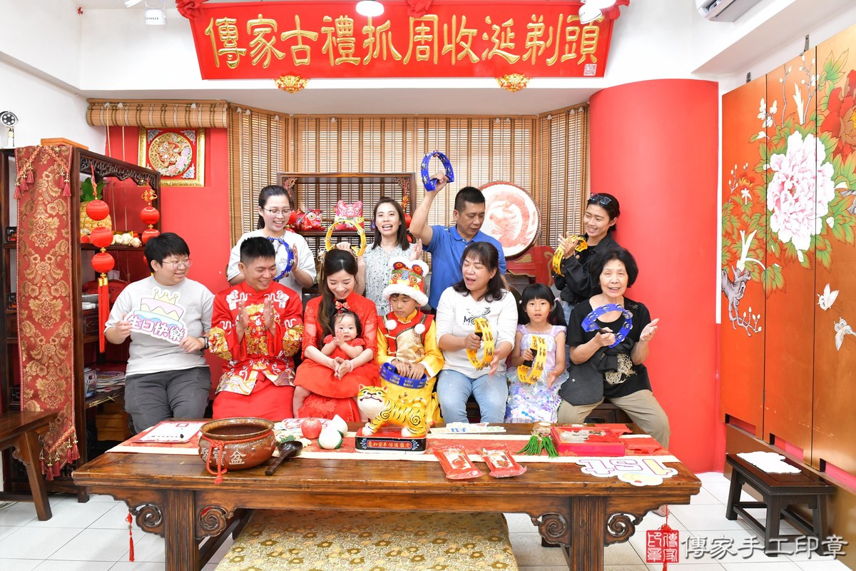 傳家手工印章高雄店、抓周、度晬、中國風會場、抓周道具物品、抓周證書、滿周歲、彤彤寶寶、高雄市、拍照、生日快樂