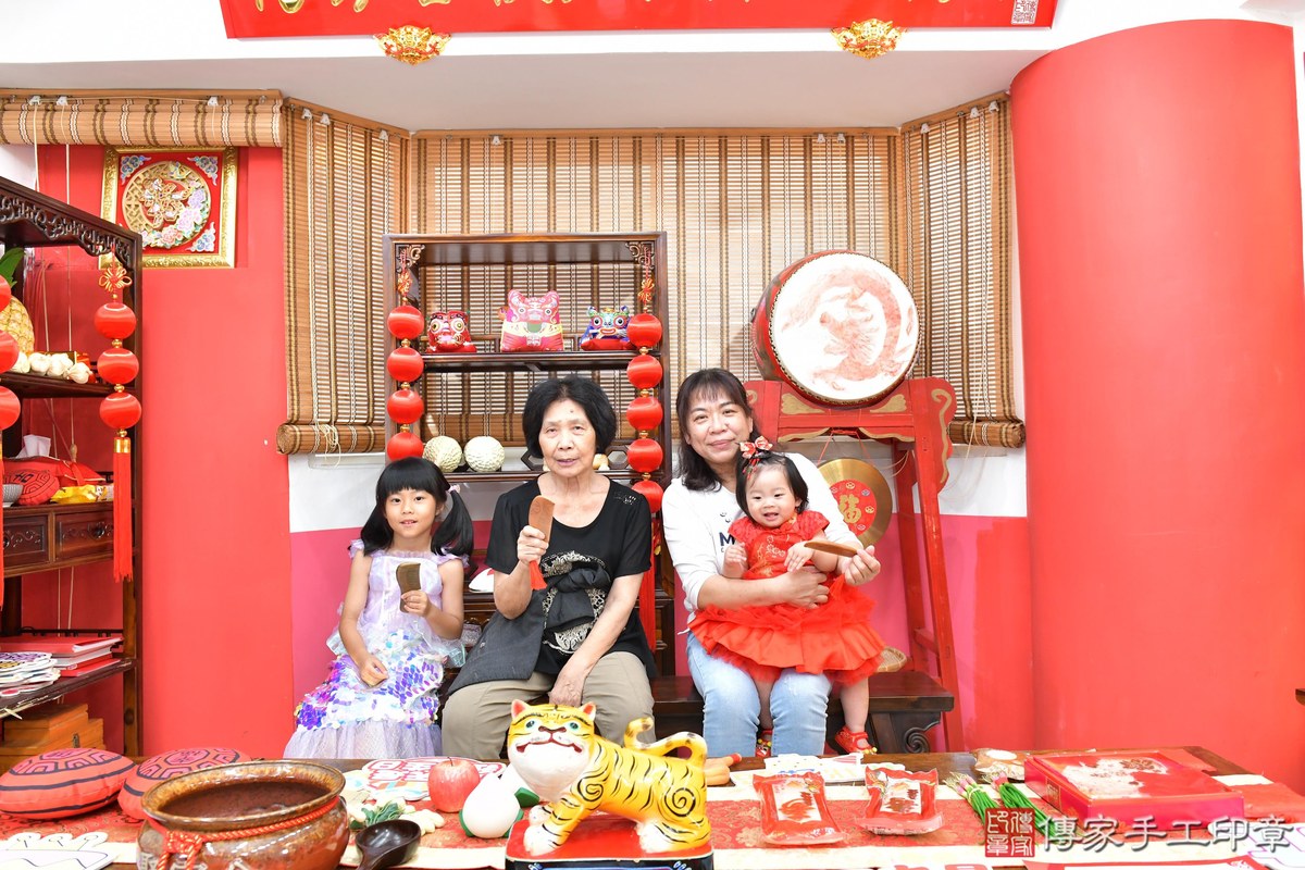 傳家手工印章高雄店、抓周、度晬、中國風會場、抓周道具物品、抓周證書、滿周歲、彤彤寶寶、高雄市、拍照、生日快樂