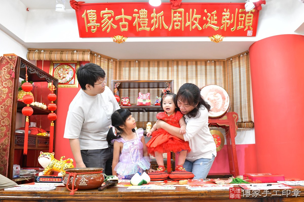 傳家手工印章高雄店、抓周、度晬、中國風會場、抓周道具物品、抓周證書、滿周歲、彤彤寶寶、高雄市、拍照、生日快樂