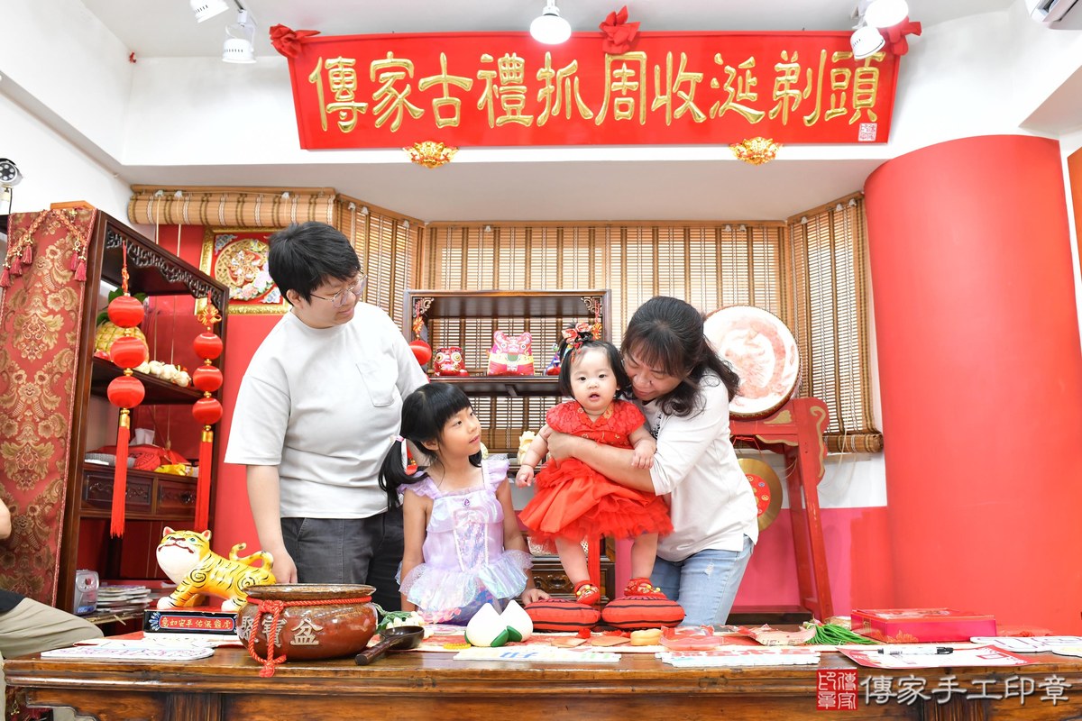 傳家手工印章高雄店、抓周、度晬、中國風會場、抓周道具物品、抓周證書、滿周歲、彤彤寶寶、高雄市、拍照、生日快樂
