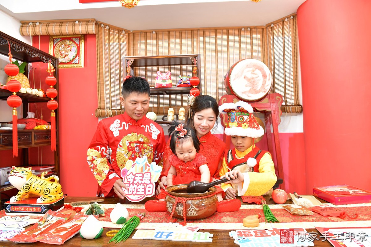 傳家手工印章高雄店、抓周、度晬、中國風會場、抓周道具物品、抓周證書、滿周歲、彤彤寶寶、高雄市、拍照、生日快樂